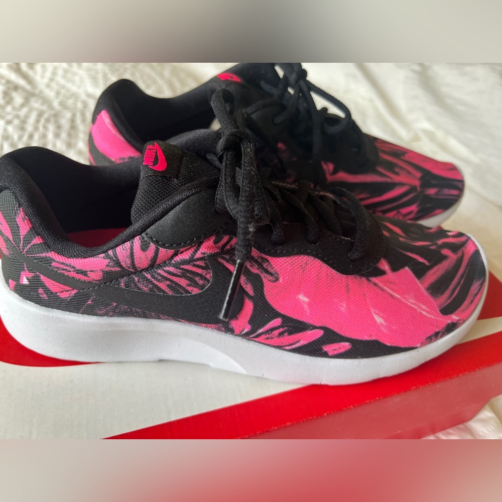 Nike sneakers BRAND NEW